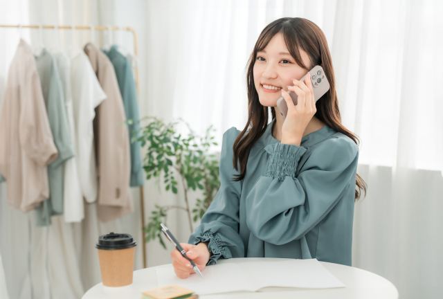 スマホを持っている女性