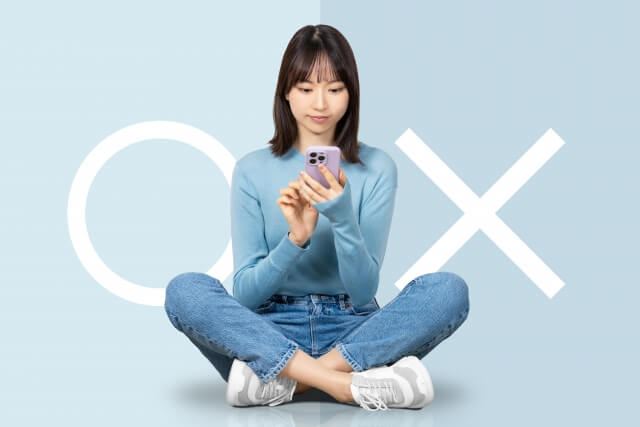 女性が〇と✕の間に座っている