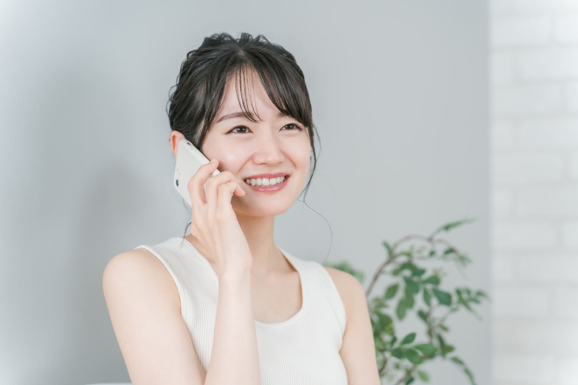 電話する女性
