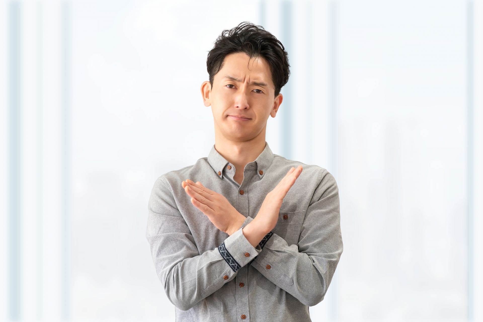 断る男性