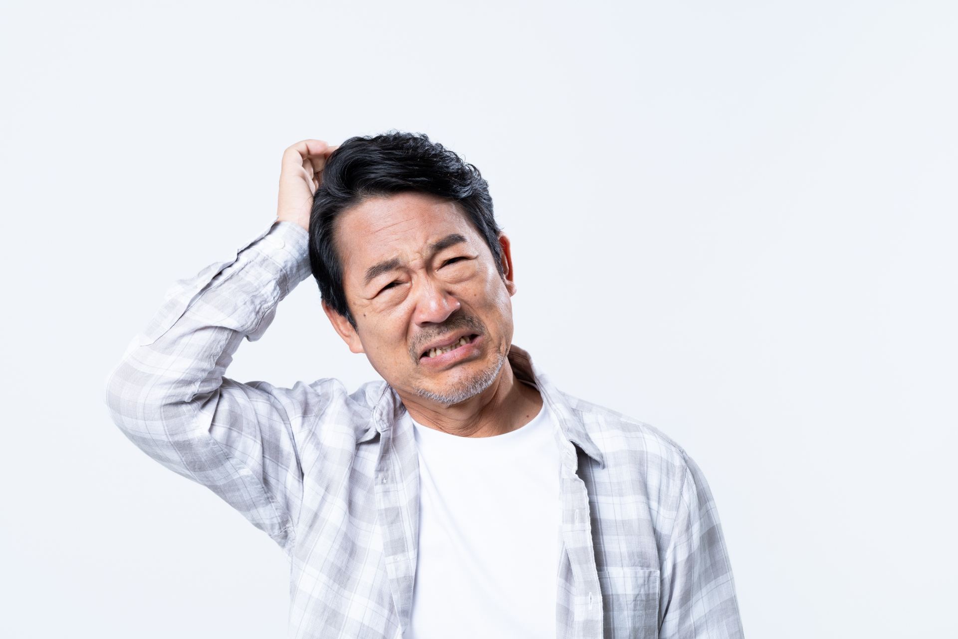 頭を掻く男性