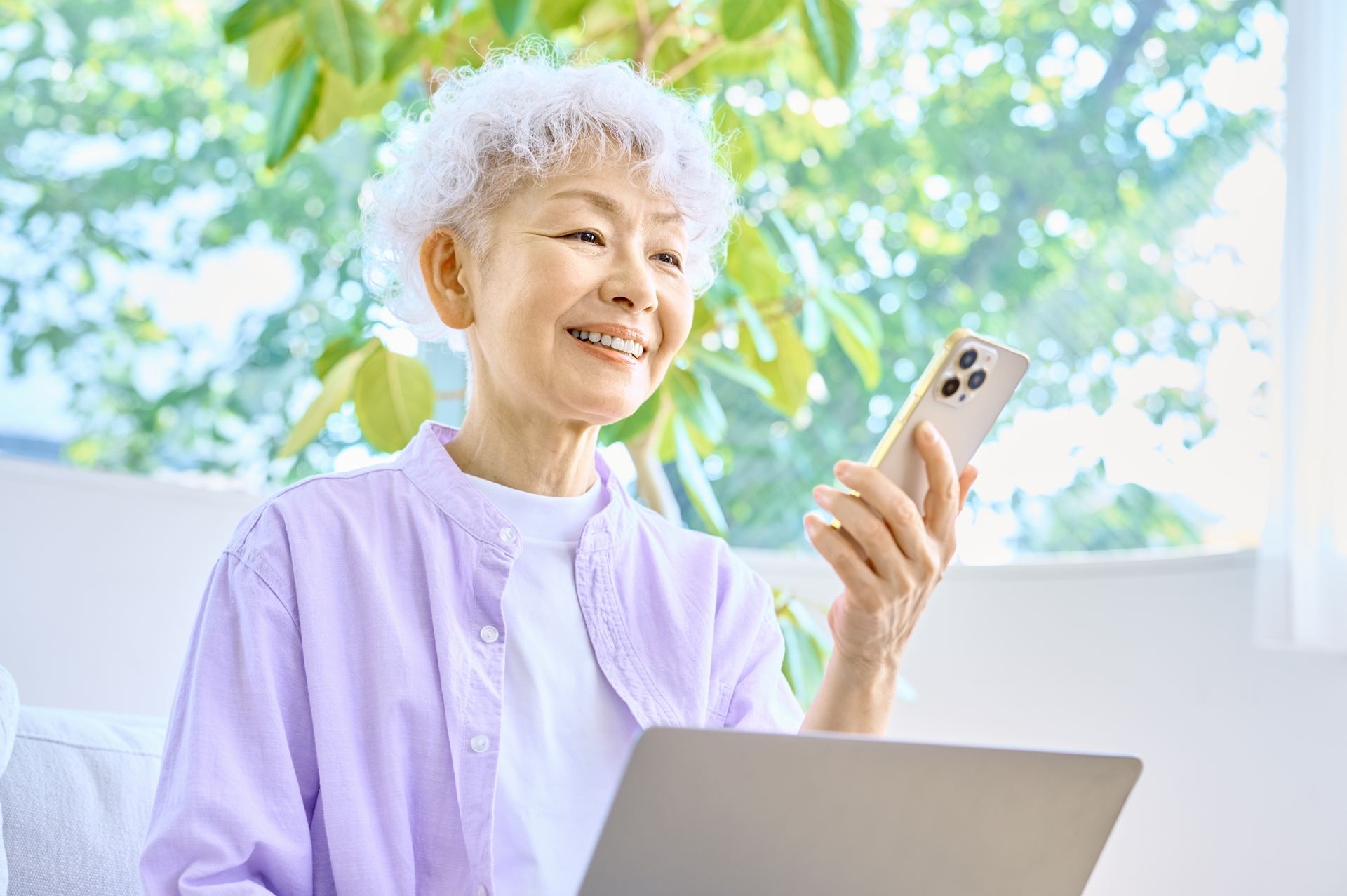 スマホを見る老婆