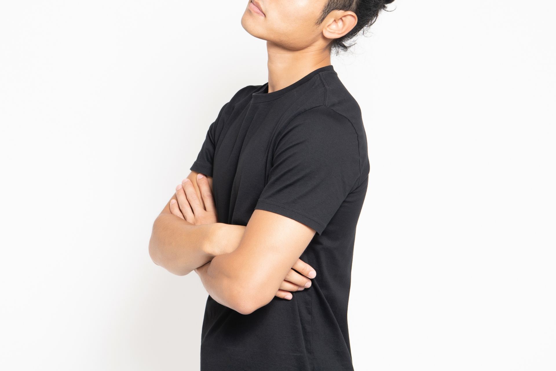 腕を組んだ男性