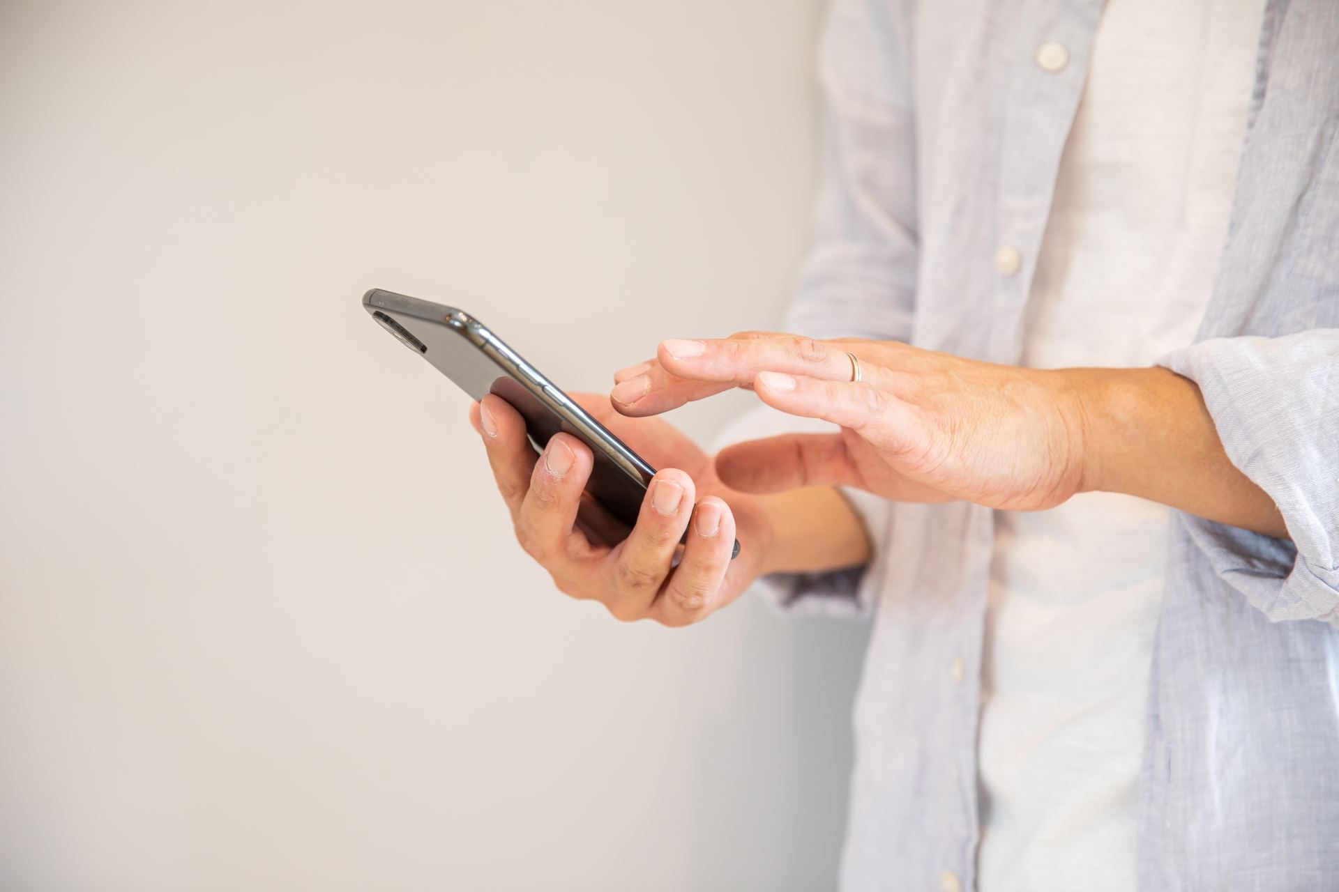 スマホを触る男性