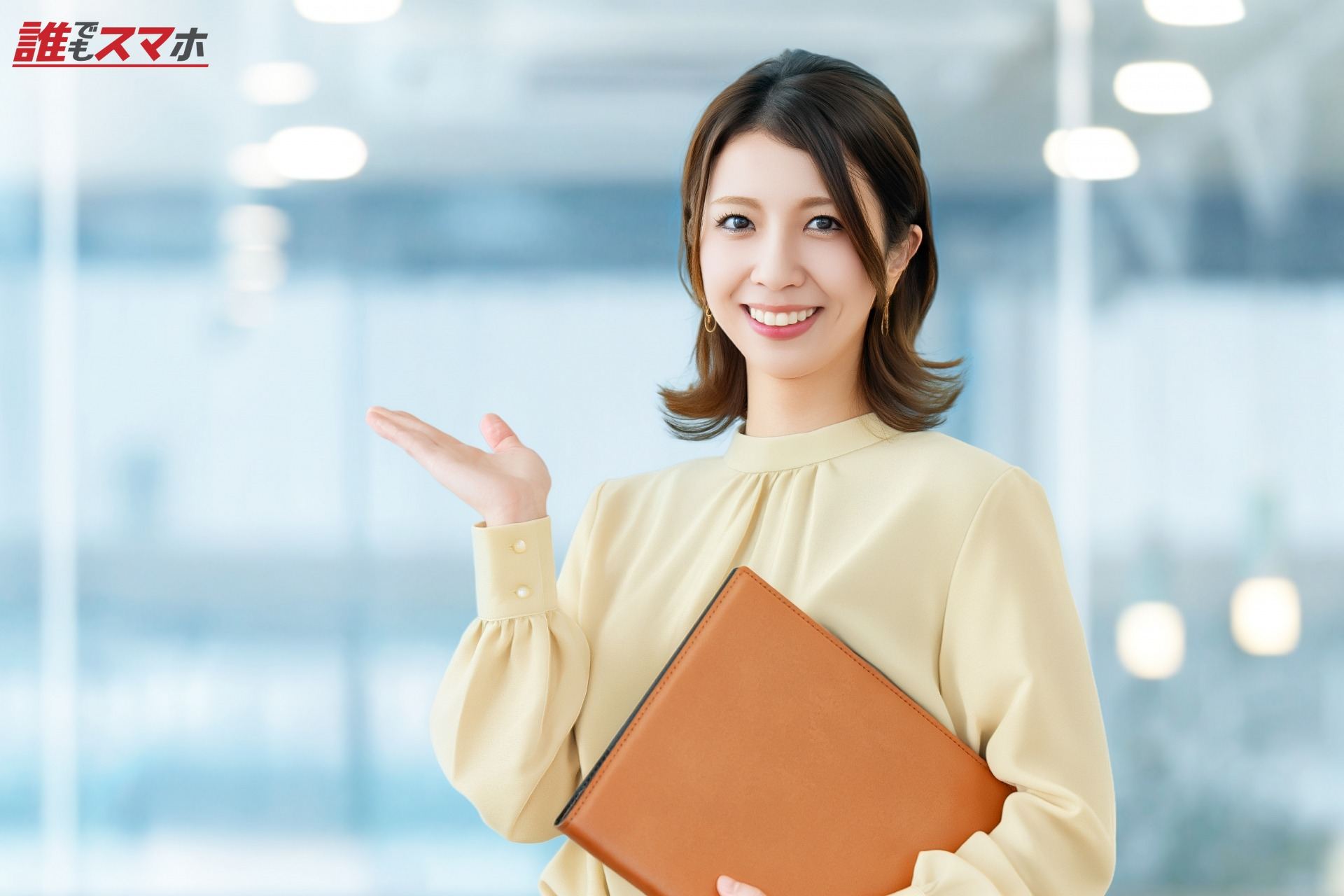 手で案内をする女性・ビジネスウーマン