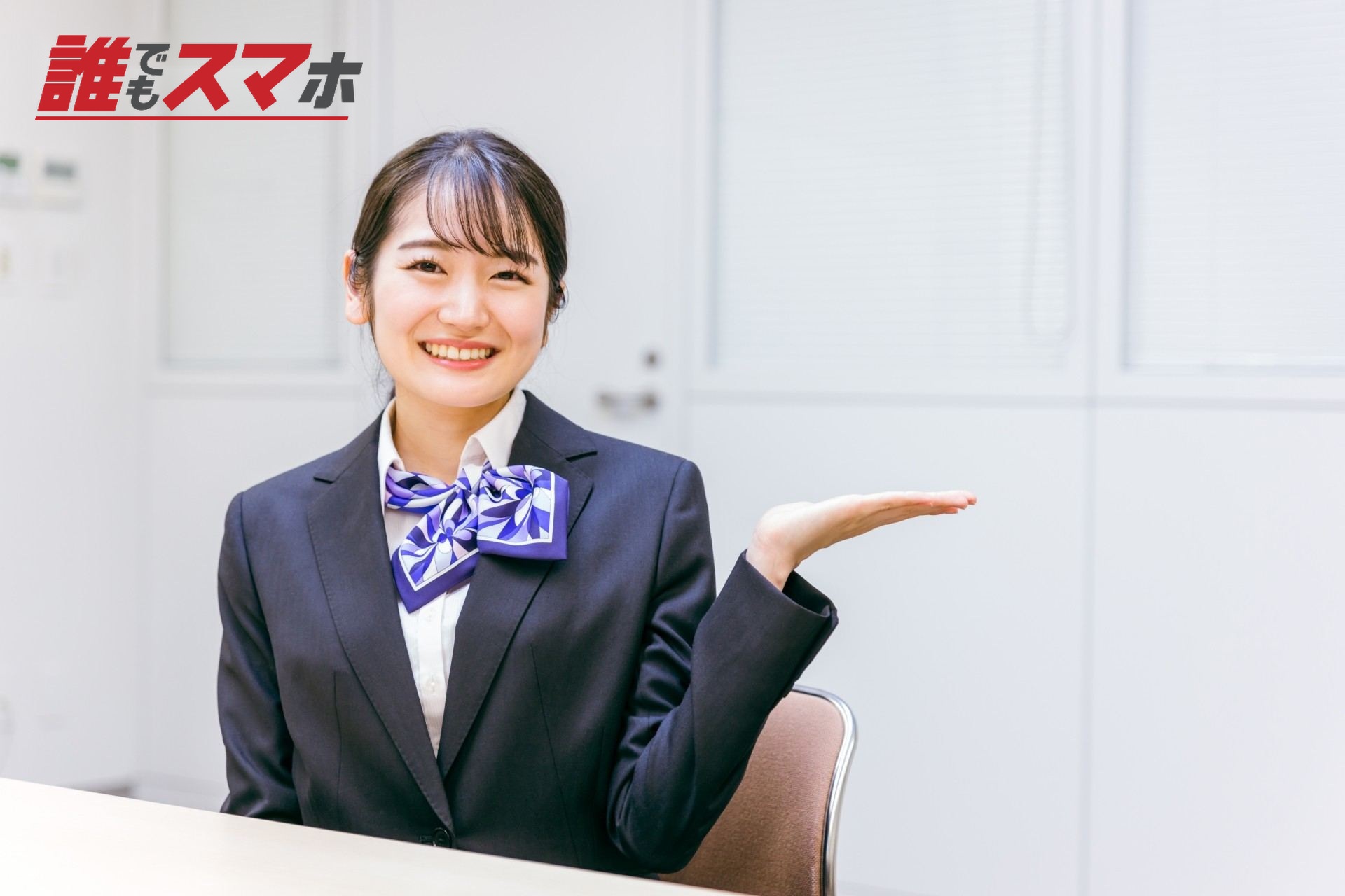 リボンスカーフをつけたビジネスウーマン