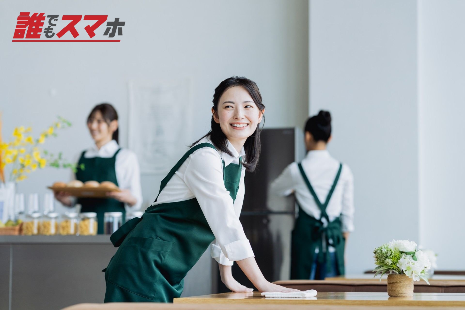 カフェで働く若い女性