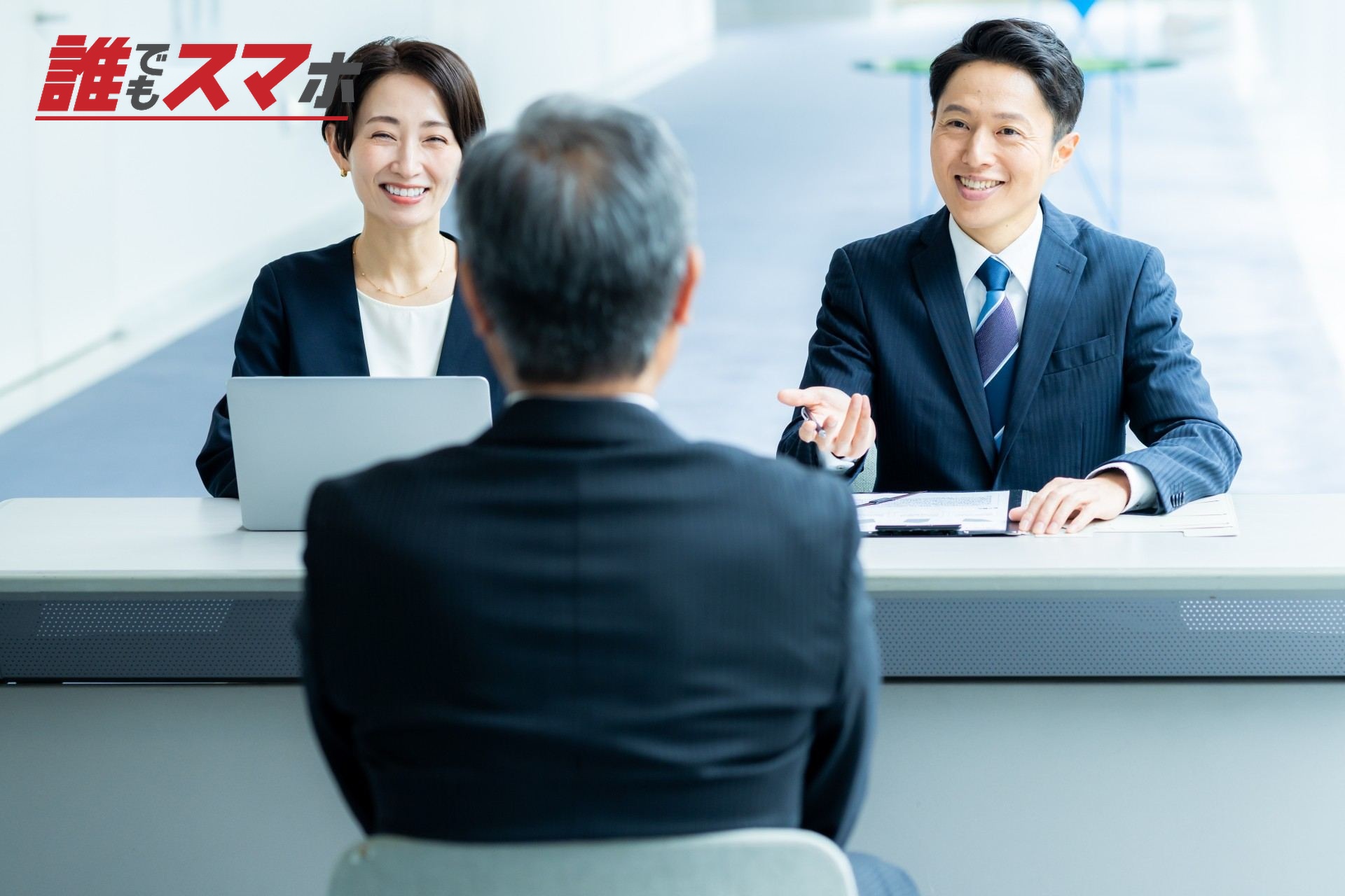 面接を受けるシニア男性