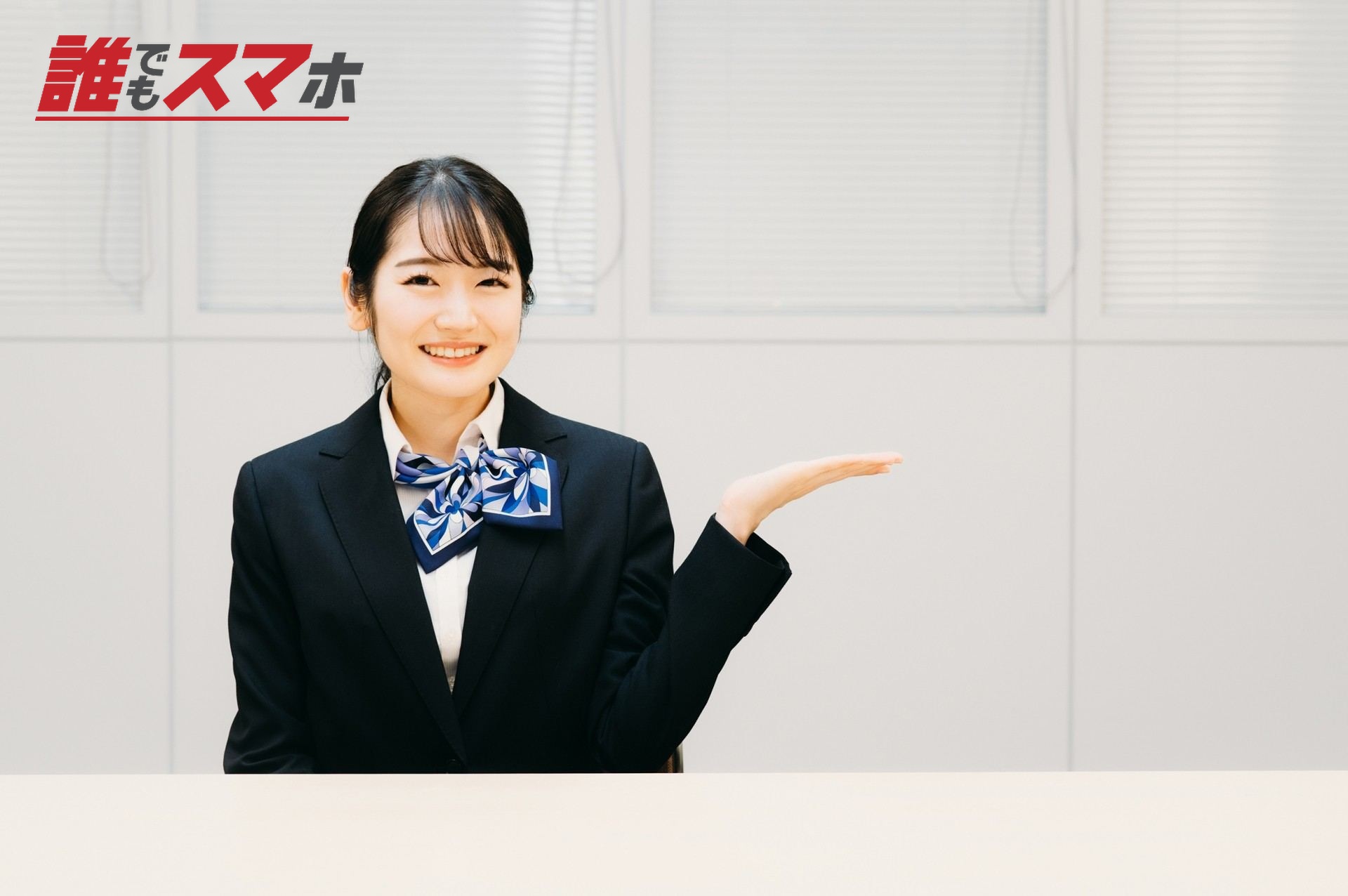 リボンスカーフをつけたビジネスウーマン