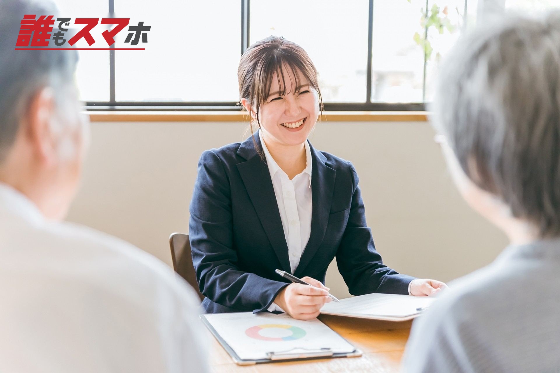 高齢者から相談を受けるケアマネジャー