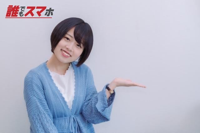 左手で案内する女性