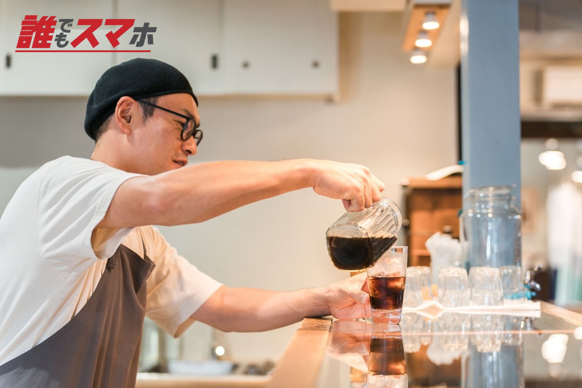 カフェのカウンターでコーヒを注ぐ店員