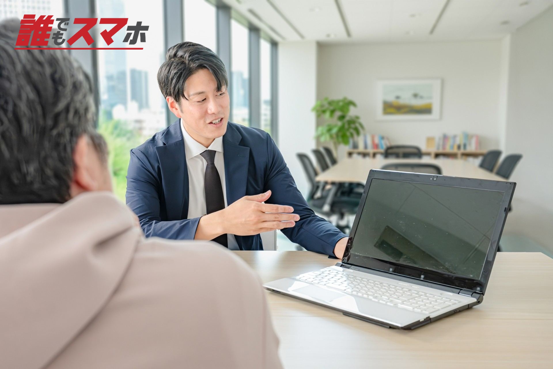 説明しているビジネスマン
