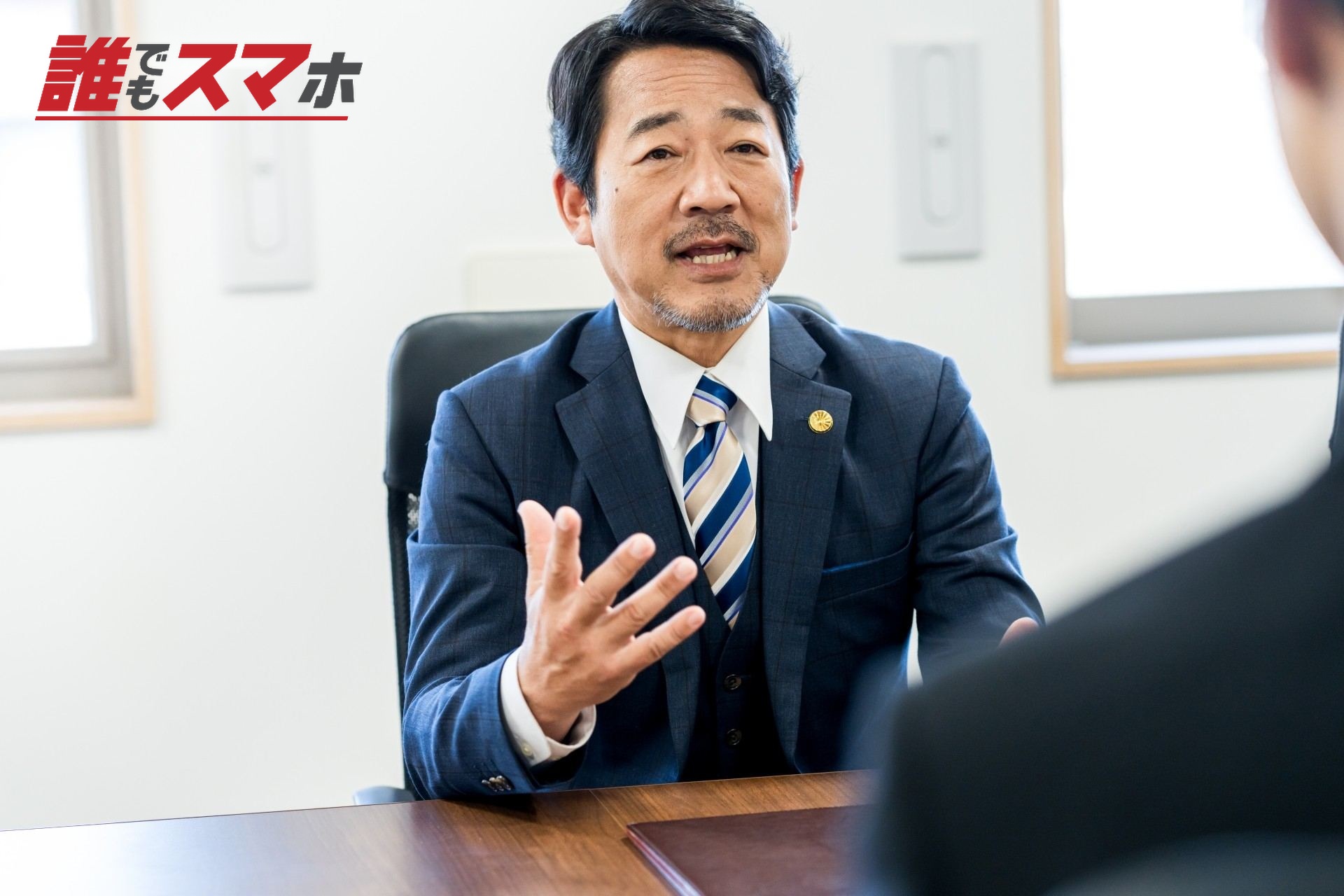 説明する弁護士