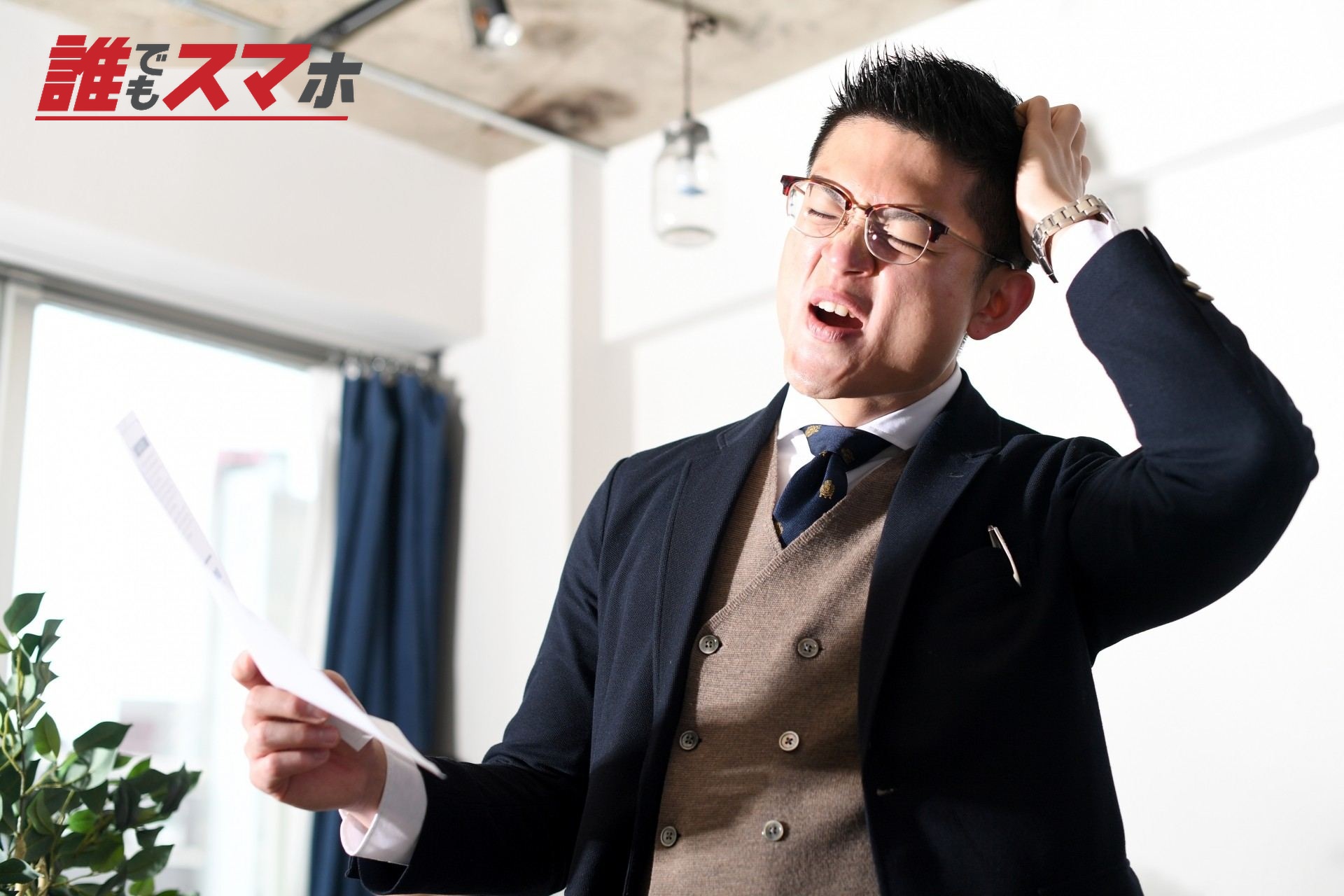 頭を抱える男性