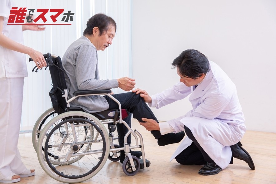 車椅子に乗る患者と医者(足)