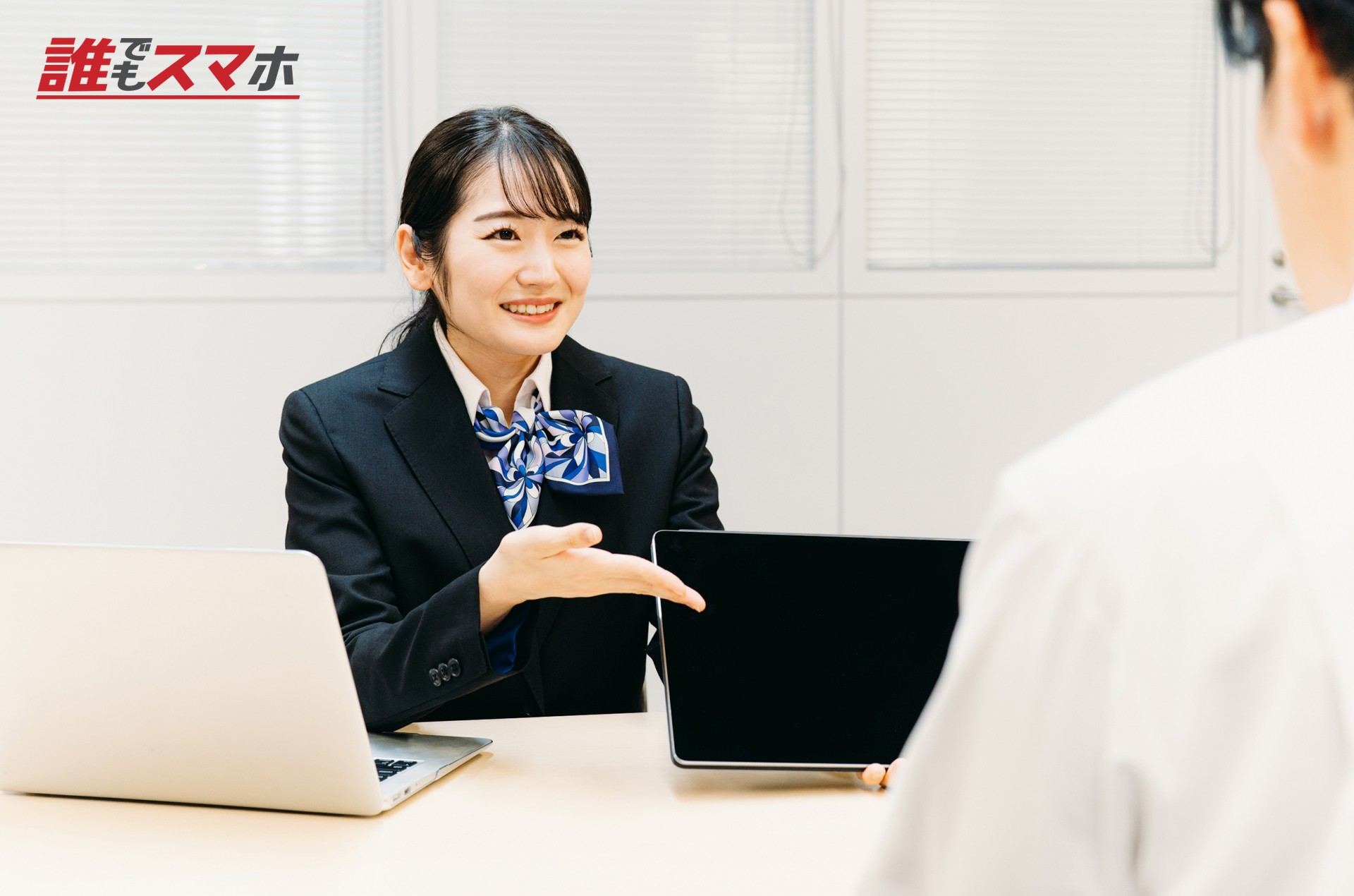 案内する女性