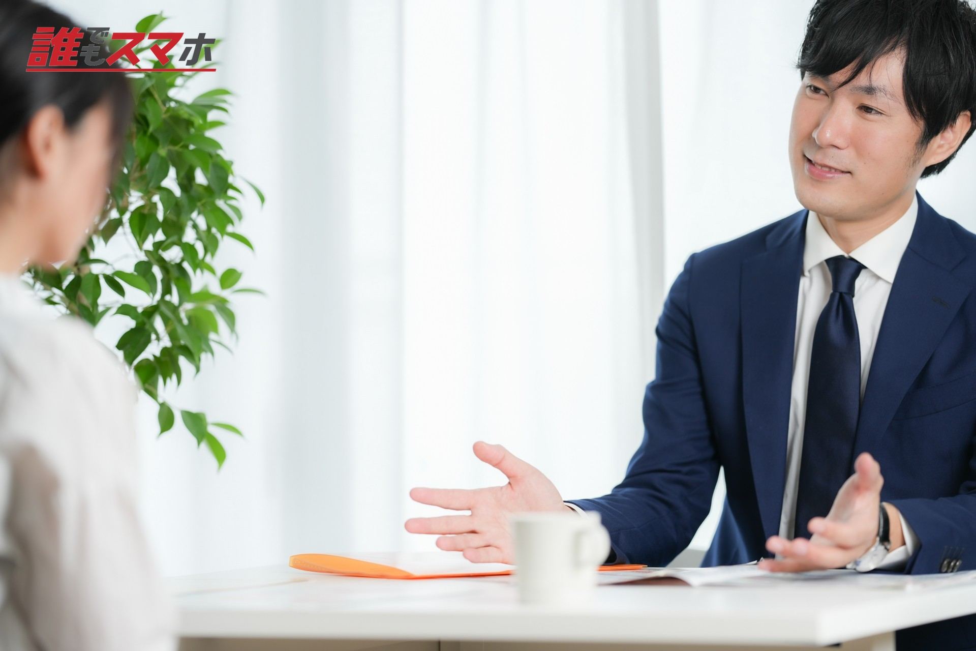 カウンセリングする男性