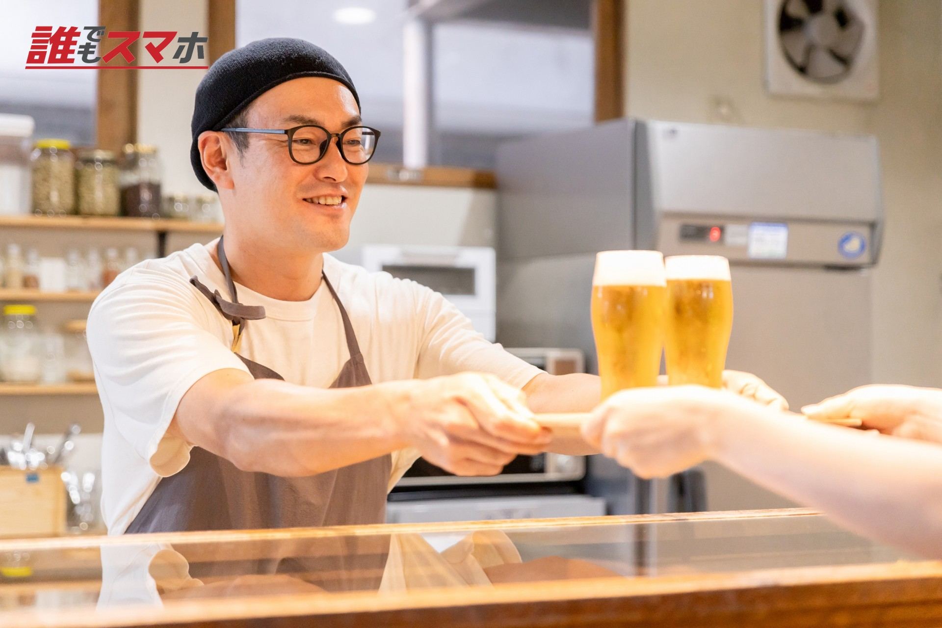 ビールを渡す店主