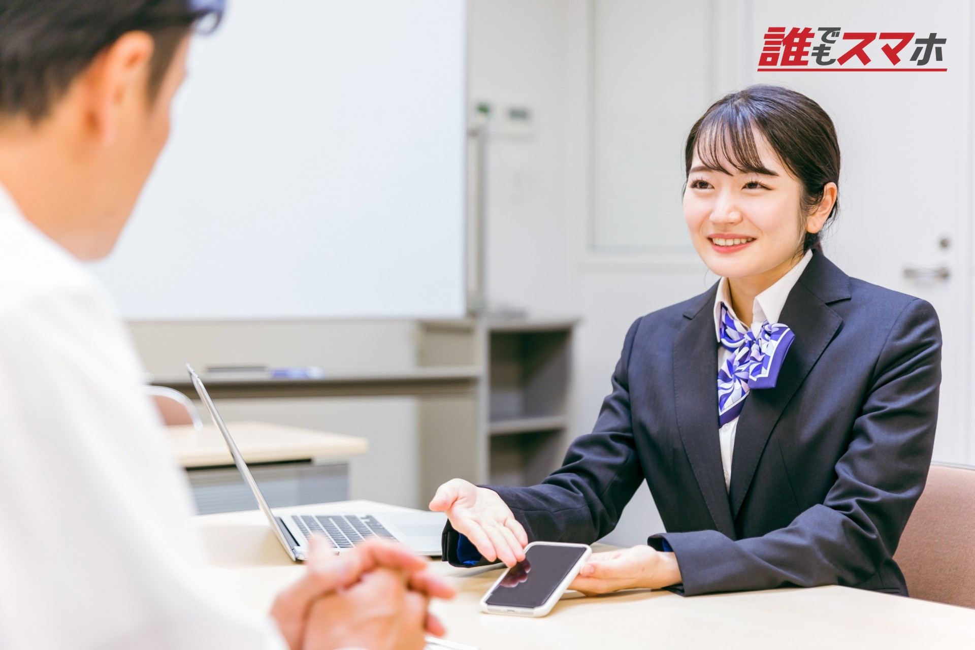 案内する女性