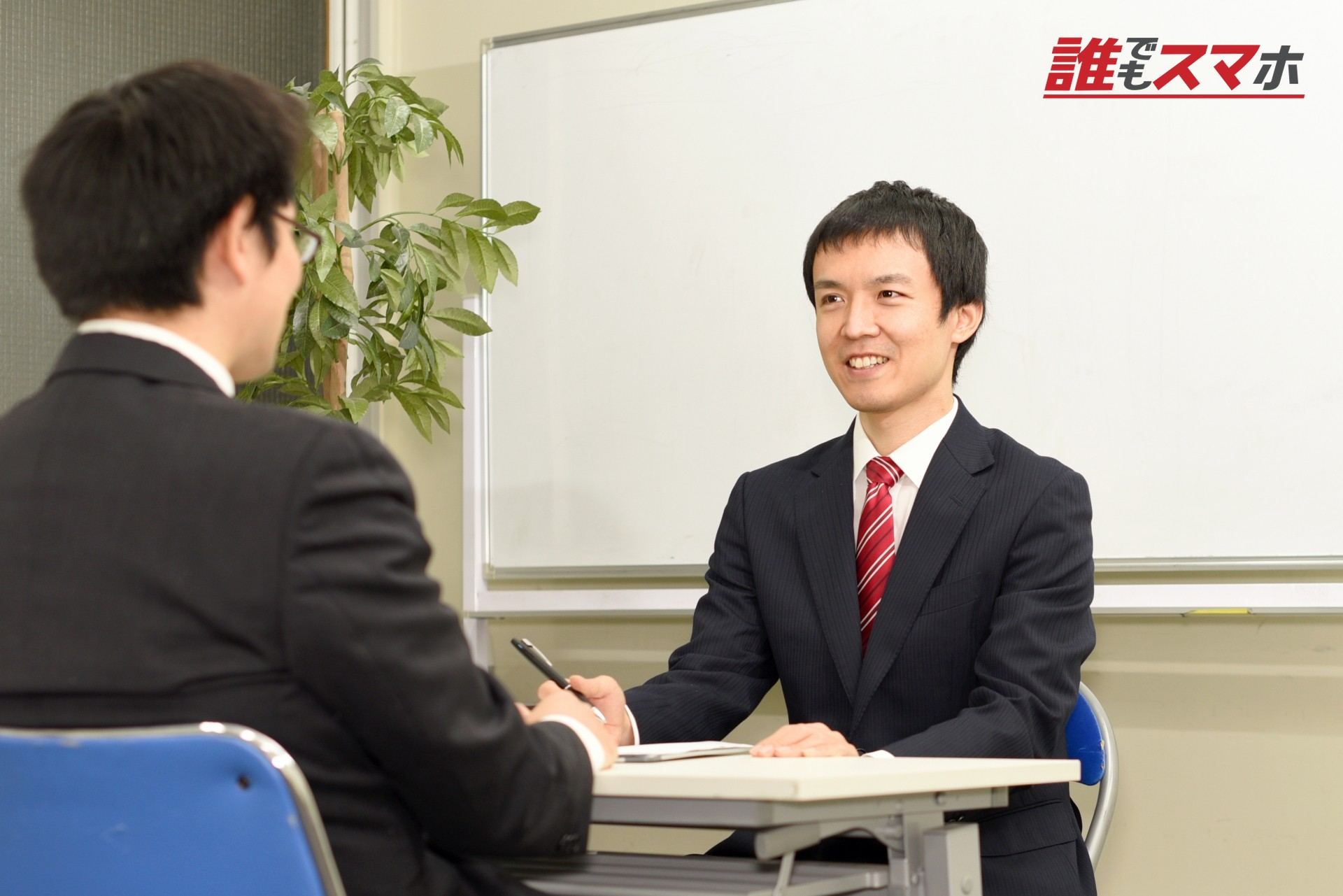 向き合う男性