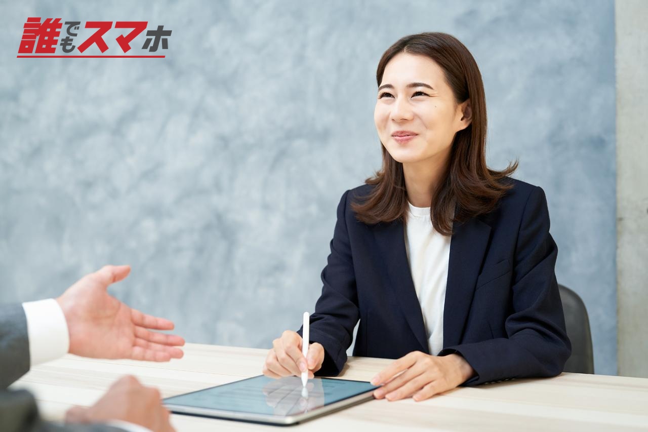 相談に応じる女性の専門家